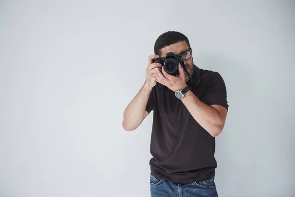 Young Hipster Man Eyepieces Holds Dslr Camera Hands Standing White — Stock Photo, Image