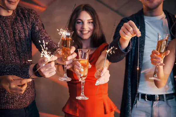 Фотографія Показує Групу Друзів Які Розважаються Сніговиками Шампанським Новим Роком — стокове фото