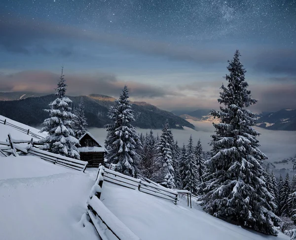 冬季风景 乌克兰喀尔巴阡山脉的山村 明亮的夜空 星云和星系 深空星图 — 图库照片