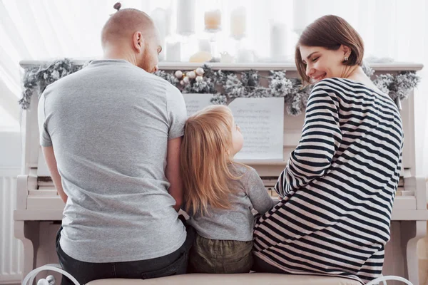 Guarda Dietro Mamma Padre Figlia Che Suonano Pianoforte Bianco — Foto Stock