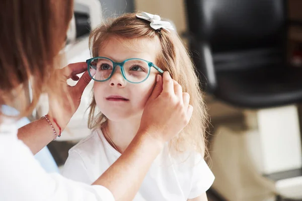Sta Bene Dottore Dando Bambino Nuovi Occhiali Sua Visione — Foto Stock