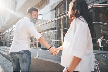 Genç ve neşeli bir çift güneşli bir günde eğleniyor.