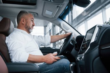 Bir telefon bekliyorum. İş adamı modern arabada oturur ve bazı anlaşmalar yapar..