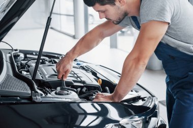 Otomobil tamircisi garajda çalışıyor. Onarım servisi