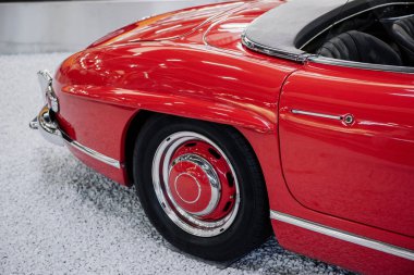 Sinsheim, Almanya - 16 Ekim 2018: Technik Müzesi. Kayanın yüzeyinde duran kırmızı arabanın arka tarafında..