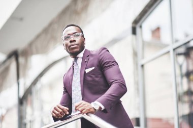 Ciddi bir fikir düşünen genç ve güzel bir Afrikalı Amerikalı. İş kararlarına güvenen