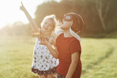 Bak sen şuna. Bu uçak. Gökyüzünü izleyen çocuklar, gerçek pilotlar gibi davranıyorlar..