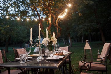 Akşam yemeği için güzel bir yer. Yemek ve ziyaretçiler için hazırlanmış masa. Akşam vakti..