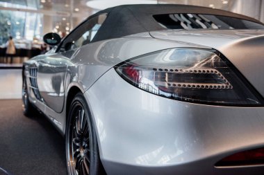 Modern gümüş renkli parlak otomobilin arkası. Araba fuarında kapalı duruyor..