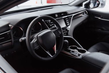 Gösterge panelini gösteren modern bir otomobilin iç görünümü.