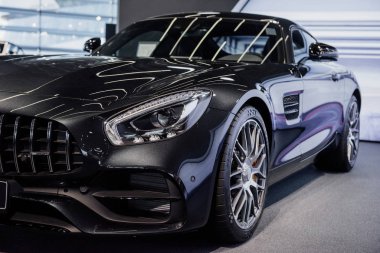 Gıcır gıcır, harika cilalanmış, şık bir araba..