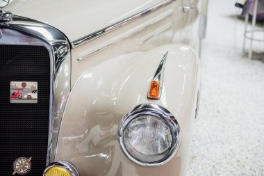 Sinsheim, Almanya - 16 Ekim 2018: Technik Müzesi. Beyaz kayaların üzerine park etmiş beyaz klasik arabanın bir parçası..