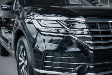 Yeni, prestijli siyah arabanın farları.