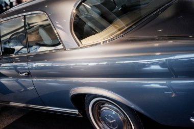 Stuttgart, Almanya - 16 Ekim 2018: Mercedes Müzesi. Arkadan. İçeriye park edilmiş klasik mavi otomobilin bir parçası..