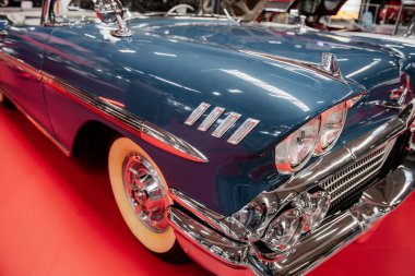 Sinsheim, Almanya - 16 Ekim 2018: Technik Müzesi. Güzel cilalanmış. Kırmızı fayansın oraya mavi eski model bir araba park edilmiş. Araç sergisi.