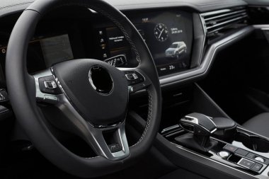 Prestijli, modern siyah bir arabanın içi. Deri koltuklar, aksesuarlar ve direksiyon..