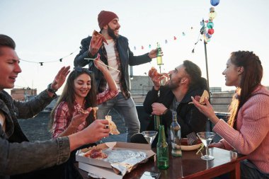 Bu şarkıyı biliyor musun? Çatıdaki partide pizza yiyorum. İyi arkadaşlar hafta sonları lezzetli yiyecekler ve alkolle vakit geçirir..