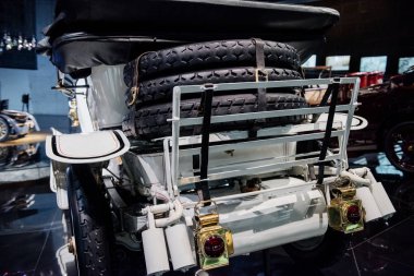 Stuttgart, Almanya - 16 Ekim 2018: Mercedes Müzesi. Arkasında yedek lastikleri olan klasik eski bir araç. Araç sergisi.