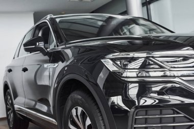 Yeni, prestijli siyah arabanın farları.