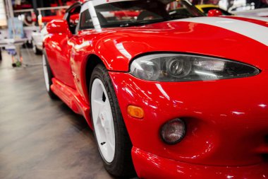 Sinsheim, Almanya - 16 Ekim 2018: Technik Müzesi. Ön taraftaki fotoğraf. Kırmızı lüks spor araba. Kırpılmış görünüm.