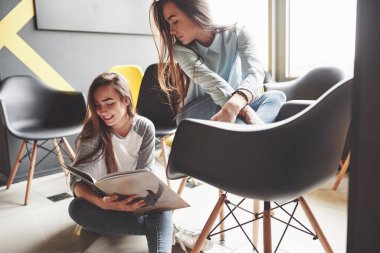 İki güzel ikiz kız sabahları kütüphanede kitap okuyarak zaman geçirirler. Kardeşler bir kafede dinleniyor ve birlikte eğleniyorlar..