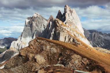 Çılgın uçurumlar. Gündüz vakti Seceda Dolomite dağlarının göze çarpan tepeleri.
