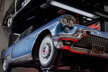 Sinsheim, Almanya - 16 Ekim 2018: Technik Müzesi. Mavi retro araba, üzerinde siyah araba olan özel standın üzerinde duruyor..