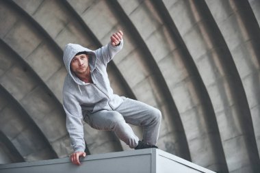 Açık hava parkındaki adam yüksek adrenalin salgılıyor.