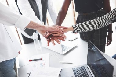 El ele. Başarı gebeliği. Genç takım sıkı çalışmadan sonra anlaşmaya vardı..