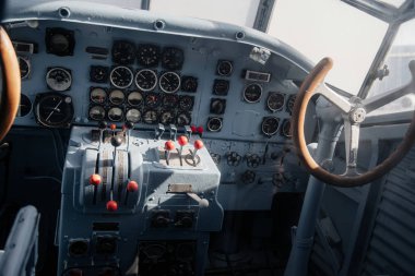 Sinsheim, Almanya - 16 Ekim 2018: Technik Müzesi. Bir sürü enstrüman. Uçağın eski analog kokpiti. Pilot koltuklarının yanında..