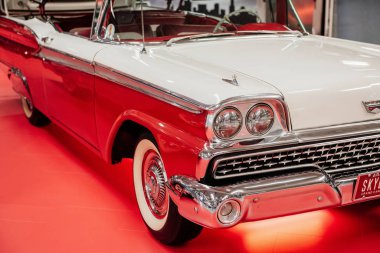 Sinsheim, Almanya - 16 Ekim 2018: Technik Müzesi .-- Güzel retro beyaz arabanın önünde.