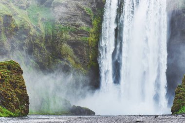 Büyük Şelale içinde Skogafoss İzlanda güneyinde Skogar kasaba yakınlarında. Dramatik ve güzel sahne.