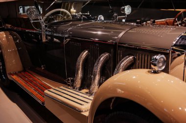 Otomobil fuarındaki cilalı tarihi araba yenisi gibi görünüyor..