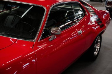 Sinsheim, Almanya - 16 Ekim 2018: Technik Müzesi. Muhteşem kırmızı bir otomobil. Araba sergisi. Mükemmel cilalanmış..