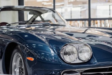 Sinsheim, Almanya - 16 Ekim 2018: Technik Müzesi. Manzarayı kapat. Ön tekerlek, kaput ve lüks mavi ender bulunan aracın tamponu sergide..