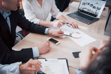 Ofiste kendi projelerini yapan yaratıcı öğrencilerden oluşan bir ekip.