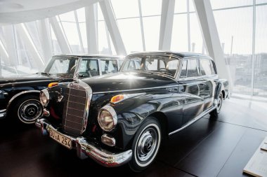 Stuttgart, Almanya - 16 Ekim 2018: Mercedes Müzesi. Pencerelerin yanında duran iki siyah, iyi cilalanmış eski araba..