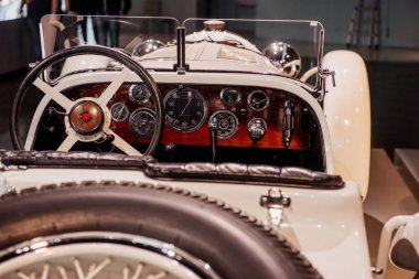 Araba konsolu, direksiyon simidi ve arkadan çekilen ön camlar..