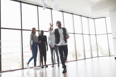 İş tamamdır. Molada dört ekip çalışanı arasında dost canlısı bir atmosfer..