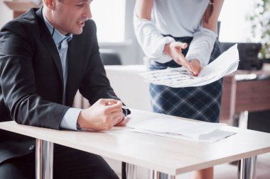 Ofiste kendi projelerini yapan yaratıcı öğrencilerden oluşan bir ekip.