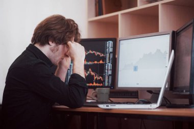 Ofiste stresli bir gün. Yaratıcı ofisteki masada otururken genç işadamının el ele tutuşması. Borsa Ticaret Forumu Finans Grafiksel Kavramı.