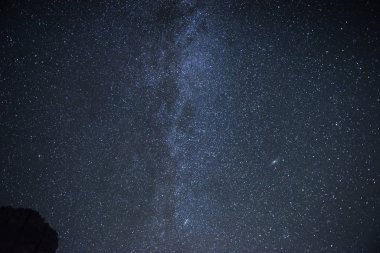 Samanyolu galaksisi. Evrende yıldızlar ve uzay tozları var. Gece gökyüzünde fotoğraflandı..