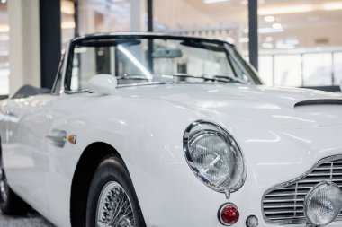 Sinsheim, Almanya - 16 Ekim 2018: Technik Müzesi. Parçacık görünümü. Retro araçların sergisi. Beyaz klasik nadir araba..