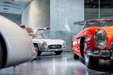 Stuttgart, Almanya - 16 Ekim 2018: Mercedes Müzesi. Otomobil fuarı. Güzel turuncu renkli retro araba ön taraftan yakalandı..