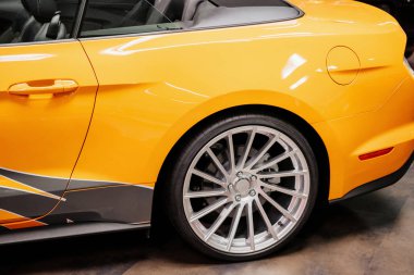 Sinsheim, Almanya - 16 Ekim 2018: Technik Müzesi. Sarı arabanın nadir bir parçası. Mükemmel cilalanmış araç..