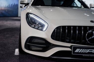 Stuttgart, Almanya - 16 Ekim 2018: Mercedes Müzesi. Parlak bir görünüş. Yeni beyaz lüks modern araba otomobil fuarında kapalı duruyor. Ön görünüm.