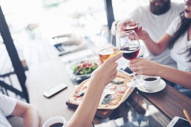 En iyi arkadaşlar, özel bir olayı kutlamak için lezzetli yemeklerle kırmızı şarap kadehleriyle bir araya geldiler..