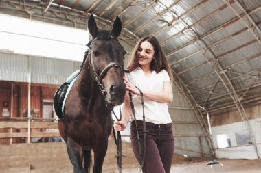Genç bir kız onun dağının yanında duruyor. Hayvanları seviyor ve zamanının çoğunu onların ortamında geçiriyor..