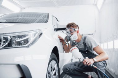 Servis merkezinde araba boyama prosedürü