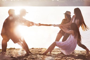 Mutlu arkadaşlar sahilde eğlenir - yaz tatilinde genç insanlar.